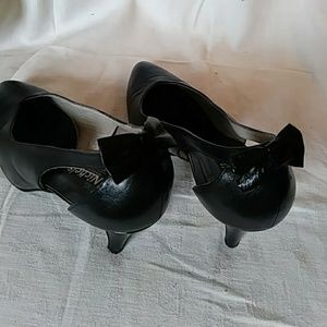 Nickels black leather heels w rear bows-sz 9 AA